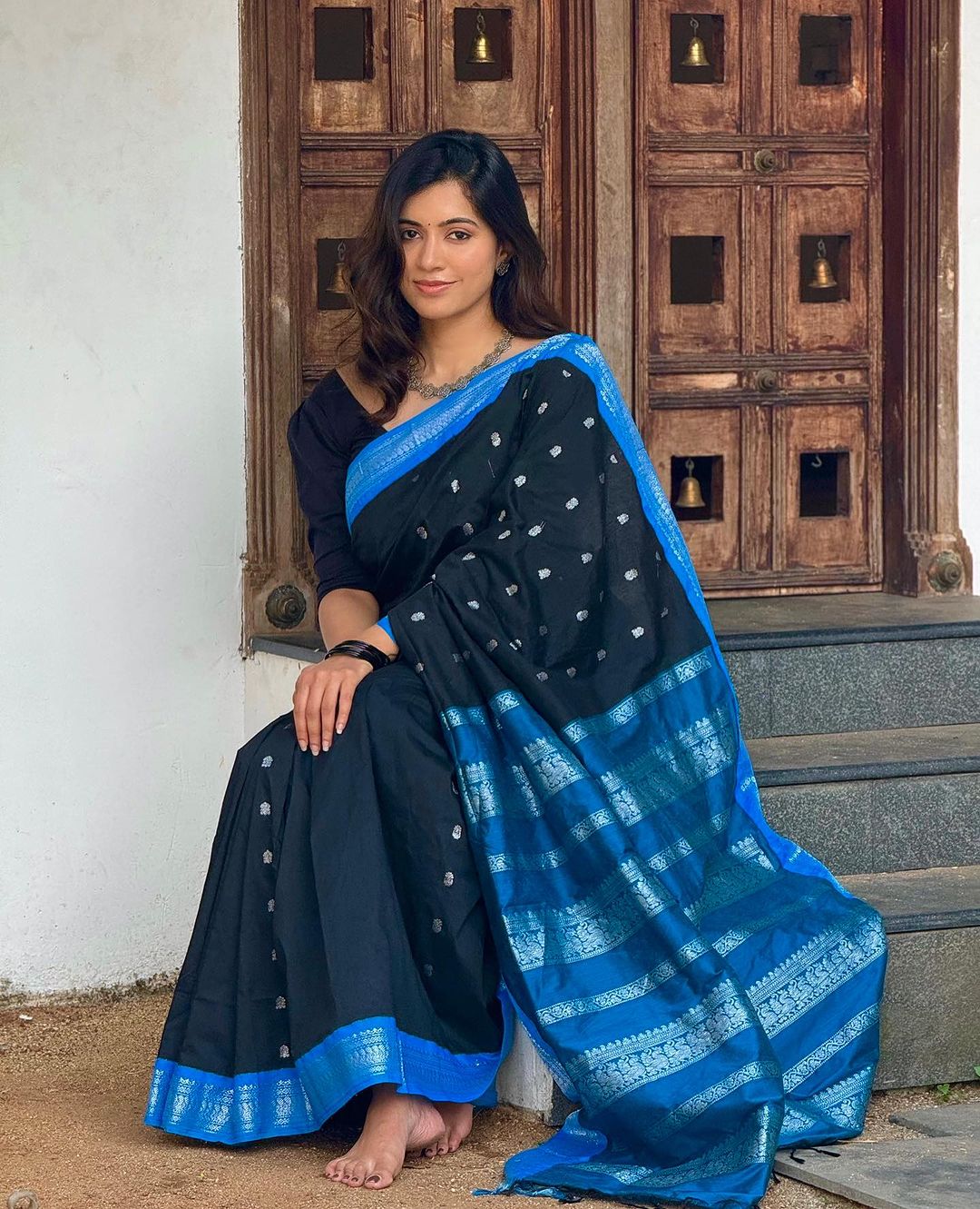 tamil actress anju kurian stills in blue saree blouse